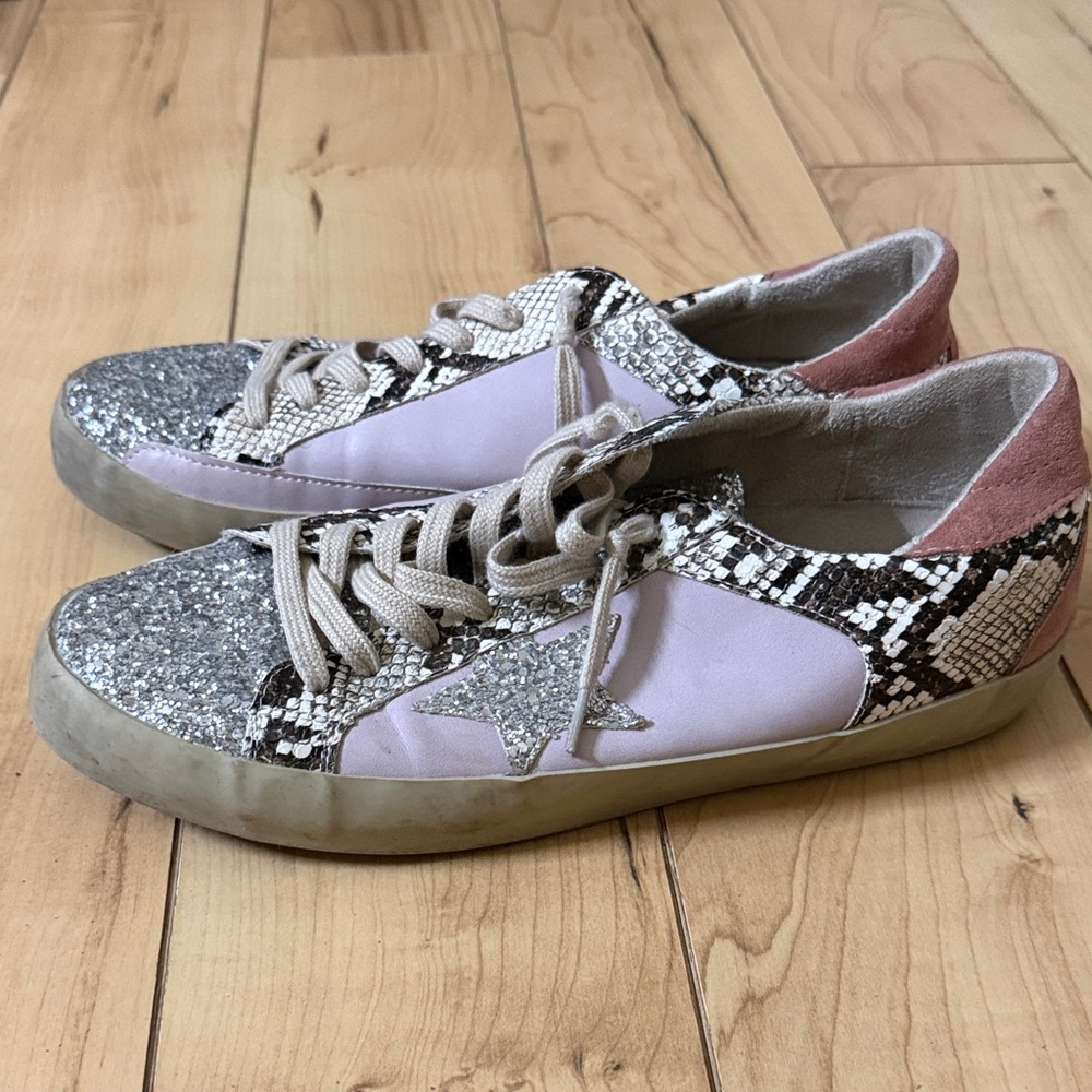 Stylish Women's Sneakers with Glitter and Snake Print